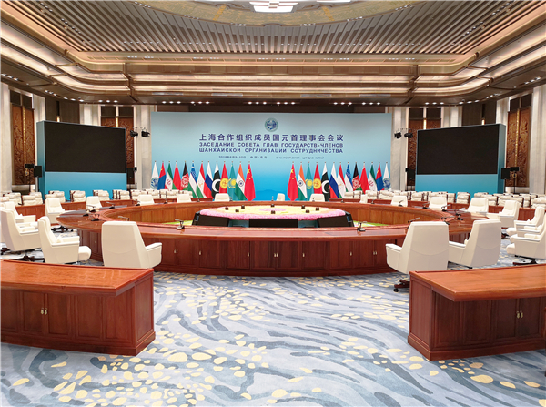 明堂紅木為上海合作組織成員國(guó)元首理事會(huì)第十八次會(huì)議提供現(xiàn)場(chǎng)使用的紅木家具.jpg 明堂紅木為上海合作組織成員國(guó)元首理事會(huì)第十八次會(huì)議提供現(xiàn)場(chǎng)使用的紅木家具.jpg