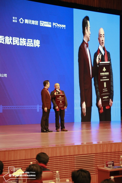 明堂紅木總經(jīng)理助理徐志峰接受中央電視臺(tái)著名主持人趙保樂采訪.jpg 明堂紅木總經(jīng)理助理徐志峰接受中央電視臺(tái)著名主持人趙保樂采訪.jpg