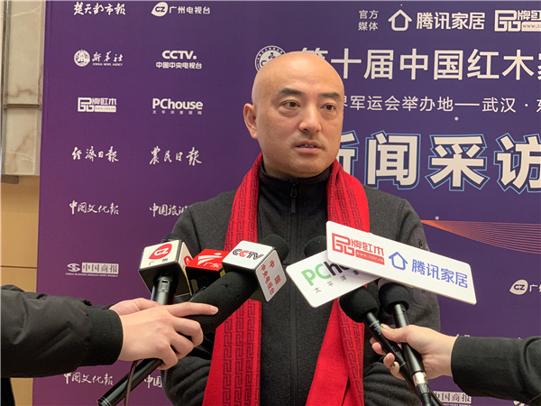 明堂紅木總經(jīng)理助理徐志峰接受中央電視臺(tái)、廣東電視臺(tái)、騰訊家居、太平洋家居、品牌紅木網(wǎng)等媒體采訪.jpg 明堂紅木總經(jīng)理助理徐志峰接受中央電視臺(tái)、廣東電視臺(tái)、騰訊家居、太平洋家居、品牌紅木網(wǎng)等媒體采訪.jpg