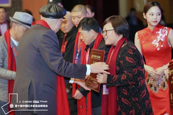 上海市家具研究所副所長許美琪(左一)為祥瑞坊紅木頒發(fā)“2019闊葉黃檀家具熱門品牌”獎(jiǎng)牌,祥瑞坊紅木董事長賀瓊燕(右一)上臺(tái)領(lǐng)獎(jiǎng) 上海市家具研究所副所長許美琪(左一)為祥瑞坊紅木頒發(fā)“2019闊葉黃檀家具熱門品牌”獎(jiǎng)牌,祥瑞坊紅木董事長賀瓊燕(右一)上臺(tái)領(lǐng)獎(jiǎng)