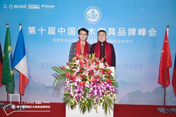 福建紅橋紅總經(jīng)理陳洪偉（左）受邀出席紅木品牌峰會，并在現(xiàn)場與明清家具研究學者張輝（右）合影留念
