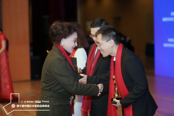 中國收藏家協(xié)會副會長維佳(左)為大家之家董事長助理徐住財頒發(fā)“2019紅木家具杰出青年企業(yè)家”獎杯 中國收藏家協(xié)會副會長維佳(左)為大家之家董事長助理徐住財頒發(fā)“2019紅木家具杰出青年企業(yè)家”獎杯