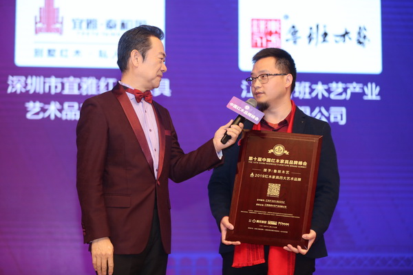 魯班木藝總經(jīng)理李景春(右)在臺上接受中央電視臺主持人趙保樂采訪 魯班木藝總經(jīng)理李景春(右)在臺上接受中央電視臺主持人趙保樂采訪