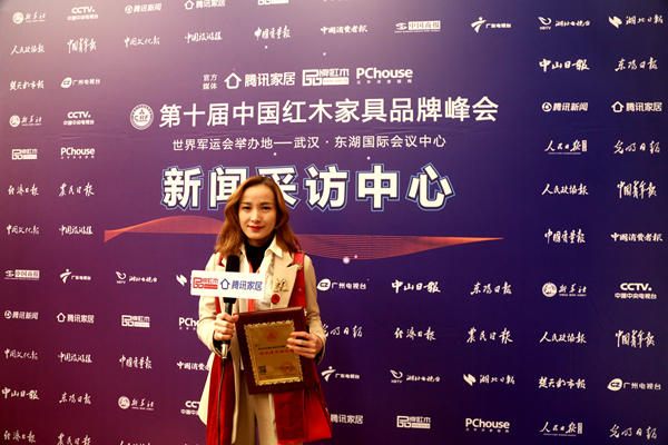 天龍紅木總經(jīng)理黃飛蓮接受采訪拍照留影 天龍紅木總經(jīng)理黃飛蓮接受采訪拍照留影