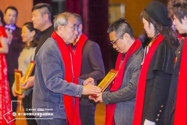 中國(guó)紅木家具技術(shù)專(zhuān)家曹新民（左一）為無(wú)名紅木董事長(zhǎng)歐陽(yáng)金濤（右三）頒發(fā)專(zhuān)委會(huì)委員單位牌匾