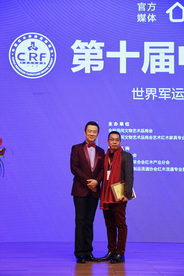 無(wú)名紅木董事長(zhǎng)歐陽(yáng)金濤（右）在紅木品牌峰會(huì)現(xiàn)場(chǎng)與中央電視臺(tái)知名主持人趙保樂(lè)（左）合影留念