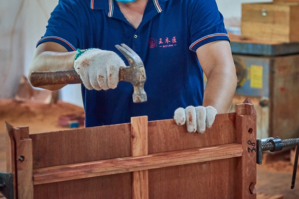 王木匠紅木家具不斷對產(chǎn)品生產(chǎn)線進行優(yōu)化升級，嚴苛每道工藝，精選更新產(chǎn)品款式