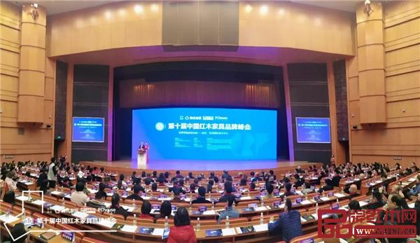 華行紅木重磅亮相第十屆中國紅木家具品牌峰會,董事長黃岸峰在現(xiàn)場簽到處留影 華行紅木重磅亮相第十屆中國紅木家具品牌峰會,董事長黃岸峰在現(xiàn)場簽到處留影