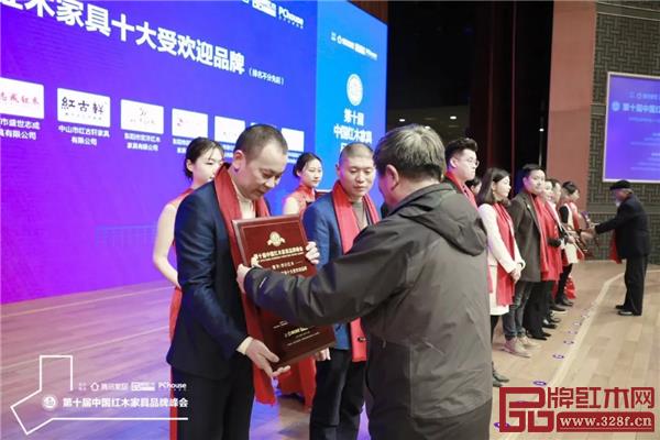 全國工商聯(lián)民間文物藝術(shù)品商會名譽(yù)會長、原國家文物局副局長張柏為華行紅木董事長黃岸峰頒獎 全國工商聯(lián)民間文物藝術(shù)品商會名譽(yù)會長、原國家文物局副局長張柏為華行紅木董事長黃岸峰頒獎