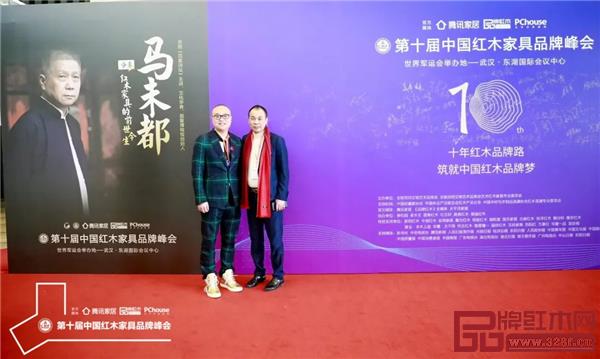 華行紅木董事長黃岸峰與行內(nèi)大咖合影留念 華行紅木董事長黃岸峰與行內(nèi)大咖合影留念