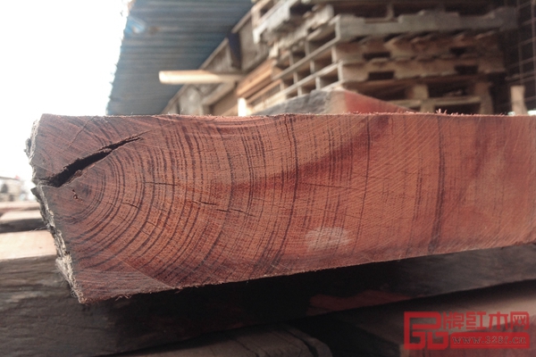 國方紅木家具選用優(yōu)質大紅酸枝，色澤溫潤，紋理清晰