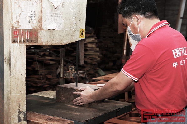 國方匠人在開料過程中必須十分專注，不能有一絲偏差