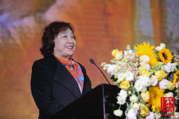 戴為紅木合伙人、泓文博雅藝術(shù)館館長潘海英上臺致新年賀詞