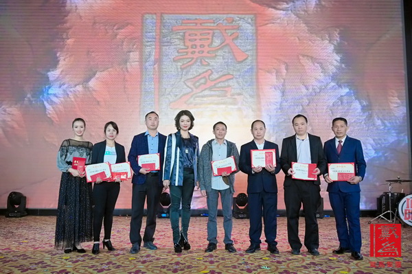 戴為紅木董事總經(jīng)理翁肖尤（左四）為獲獎的優(yōu)秀員工頒獎