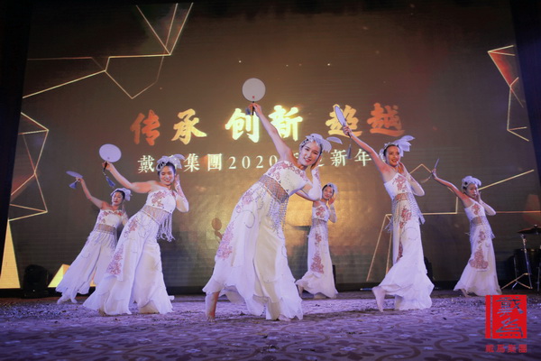 戴為紅木員工表演網(wǎng)絡熱門舞蹈《芒種》，盡顯青春風采