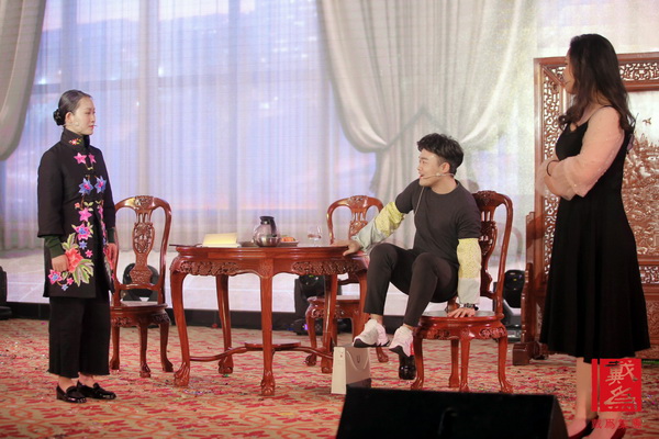 戴為紅木員工自編自演的小品《愛回家》獲得最佳表演獎