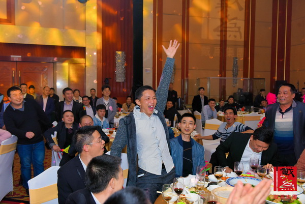 戴為紅木年會獎品豐富，豪禮不斷，現(xiàn)場抽獎環(huán)節(jié)振奮人心，掌聲不斷