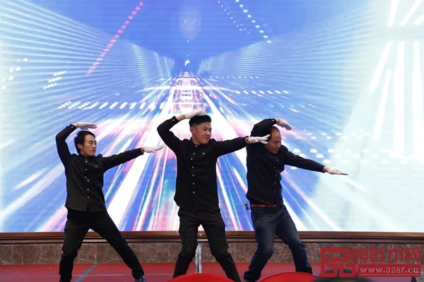 雅典紅木員工精心準備的部分節(jié)目表演