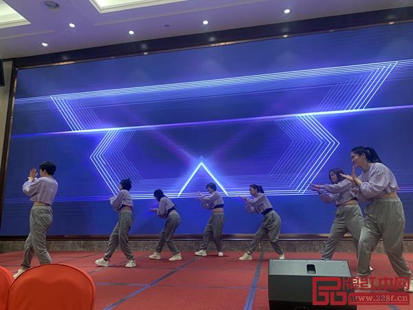 雅典紅木員工精心準備的部分節(jié)目表演