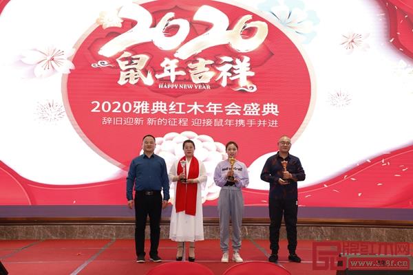 雅典紅木董事長包海深（左一）給本次節(jié)目表演前三名頒獎