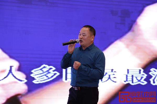 晚宴上，雅典紅木董事長包海深現(xiàn)場親自獻唱一首