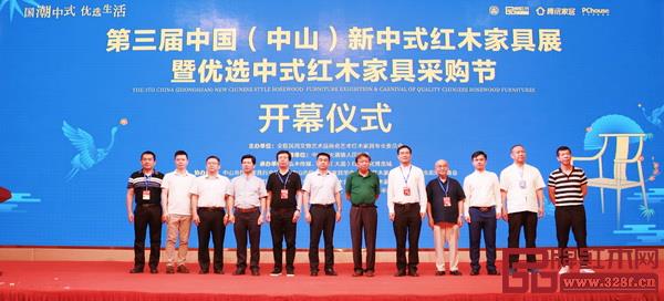 全聯(lián)藝術(shù)紅木家具專業(yè)委員會洞察時代潮流,首創(chuàng)并連續(xù)4年在中國紅木特色小鎮(zhèn)大涌舉辦新中式紅木家具展 全聯(lián)藝術(shù)紅木家具專業(yè)委員會洞察時代潮流,首創(chuàng)并連續(xù)4年在中國紅木特色小鎮(zhèn)大涌舉辦新中式紅木家具展