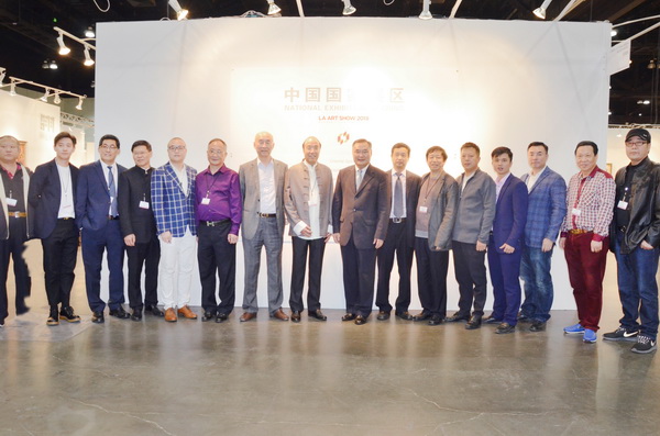 為了讓世界了解中國紅木家具,全聯(lián)藝術(shù)紅木家具專業(yè)委員會組織中國紅木家具企業(yè)兩度震撼亮相美國洛杉磯國際藝術(shù)博覽會中國國家展 為了讓世界了解中國紅木家具,全聯(lián)藝術(shù)紅木家具專業(yè)委員會組織中國紅木家具企業(yè)兩度震撼亮相美國洛杉磯國際藝術(shù)博覽會中國國家展