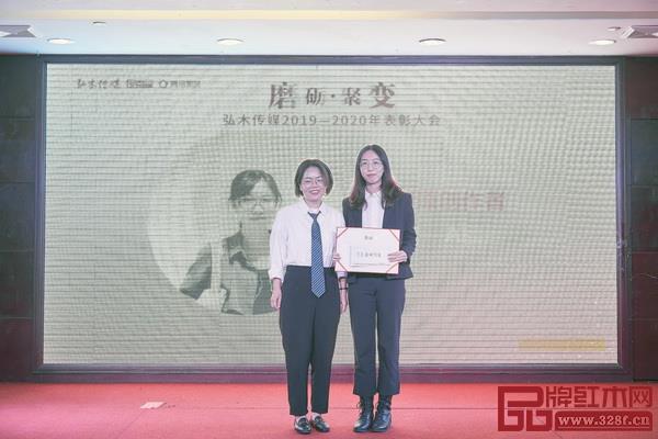 編輯部主編陶秋芳（左）為2019年年度原創(chuàng)好文章獎(jiǎng)獲獎(jiǎng)?wù)哳C獎(jiǎng)