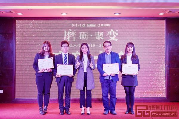 行政部總監(jiān)黃麗（中）為2019年年度優(yōu)秀員工頒獎(jiǎng)