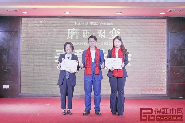 弘木傳媒CEO林偉華（中）為2019年年度優(yōu)秀管理者頒獎(jiǎng)