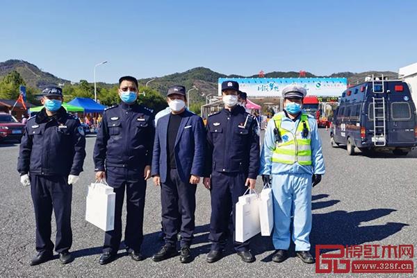 明堂紅木總經(jīng)理張向榮(中)代表明堂紅木現(xiàn)場捐贈 明堂紅木總經(jīng)理張向榮(中)代表明堂紅木現(xiàn)場捐贈