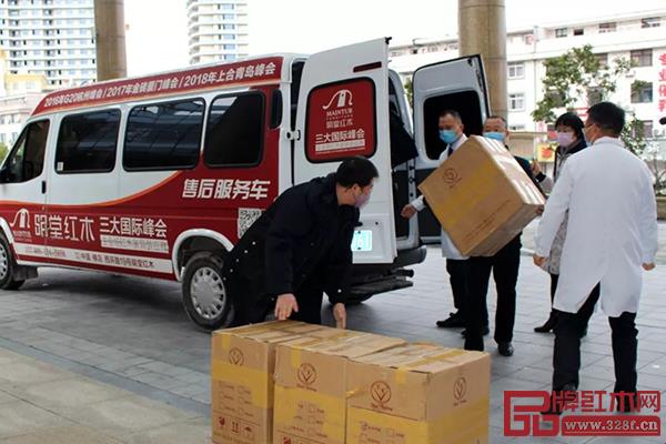 明堂紅木捐贈的3萬個醫(yī)用口罩運抵橫店文榮醫(yī)院 明堂紅木捐贈的3萬個醫(yī)用口罩運抵橫店文榮醫(yī)院