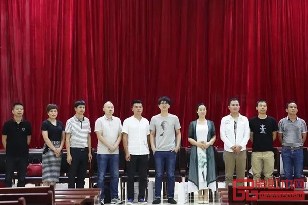 福建省古典工藝家具協(xié)會第三屆會員代表大會第一次會議 ，陳洪偉（右五）受邀出席本次會議