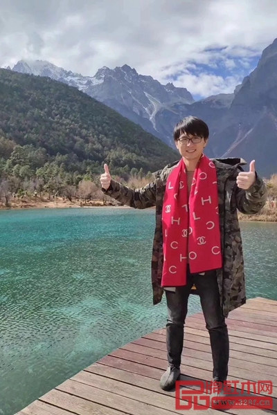 陳洪偉 紅橋紅創(chuàng)辦人、得匠品牌創(chuàng)始人、福建省古典工藝家具協(xié)會(huì)副會(huì)長、仙游誠信促進(jìn)會(huì)副會(huì)長 陳洪偉 紅橋紅創(chuàng)辦人、得匠品牌創(chuàng)始人、福建省古典工藝家具協(xié)會(huì)副會(huì)長、仙游誠信促進(jìn)會(huì)副會(huì)長