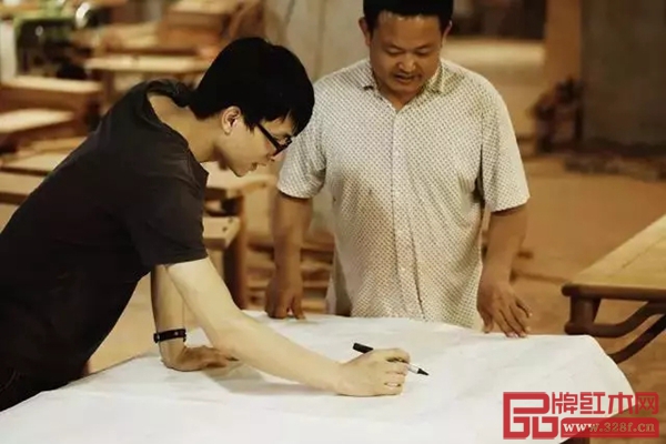 陳洪偉正虛心向前輩請(qǐng)教 陳洪偉正虛心向前輩請(qǐng)教