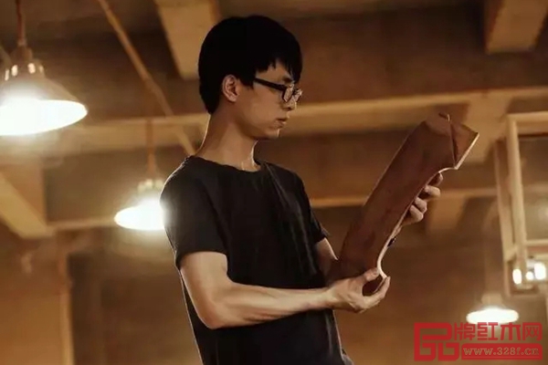 陳洪偉在紅橋紅車間檢查產(chǎn)品生產(chǎn)情況 陳洪偉在紅橋紅車間檢查產(chǎn)品生產(chǎn)情況