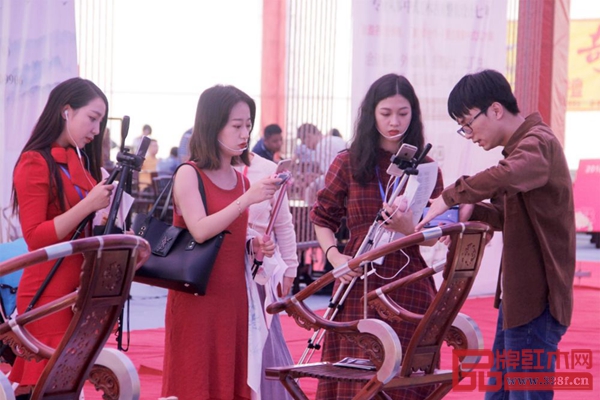 2018中國紅博會上,陳洪偉向網(wǎng)紅主播介紹紅橋紅精仿古典家具 2018中國紅博會上,陳洪偉向網(wǎng)紅主播介紹紅橋紅精仿古典家具