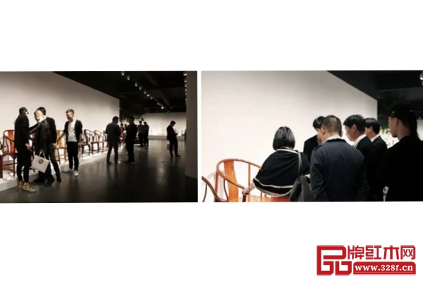 陳洪偉(阿偉哥)在2017中國紅博會“百椅展“上向賓客介紹紅橋紅精仿的壽字紋圈椅 陳洪偉(阿偉哥)在2017中國紅博會“百椅展“上向賓客介紹紅橋紅精仿的壽字紋圈椅