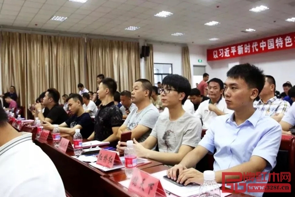 陳洪偉(右二)參加福建古典工藝家具協(xié)會第三屆會員代表大會第一次會議 陳洪偉(右二)參加福建古典工藝家具協(xié)會第三屆會員代表大會第一次會議