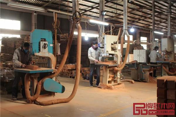 嚴(yán)守防疫標(biāo)準(zhǔn),明堂紅木籌備到位一絲不松懈。 嚴(yán)守防疫標(biāo)準(zhǔn),明堂紅木籌備到位一絲不松懈。