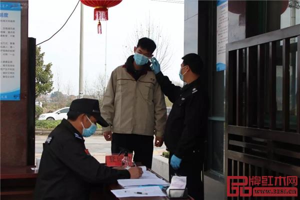 明堂紅木嚴(yán)格抗疫執(zhí)勤,對每一位員工安全負(fù)責(zé) 明堂紅木嚴(yán)格抗疫執(zhí)勤,對每一位員工安全負(fù)責(zé)