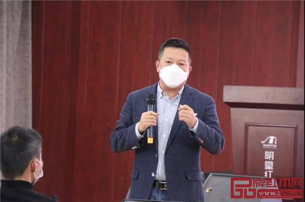 明堂紅木總經(jīng)理張向榮為員工做營銷分享 明堂紅木總經(jīng)理張向榮為員工做營銷分享