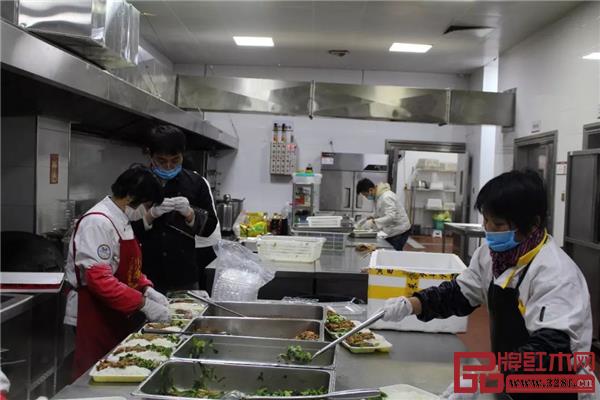 明堂紅木為員工提供安心工作環(huán)境,食堂實(shí)行分餐制 明堂紅木為員工提供安心工作環(huán)境,食堂實(shí)行分餐制