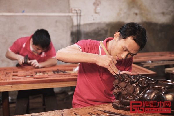 國方匠人在雕刻的過程中精益求精，突顯家具的靈氣