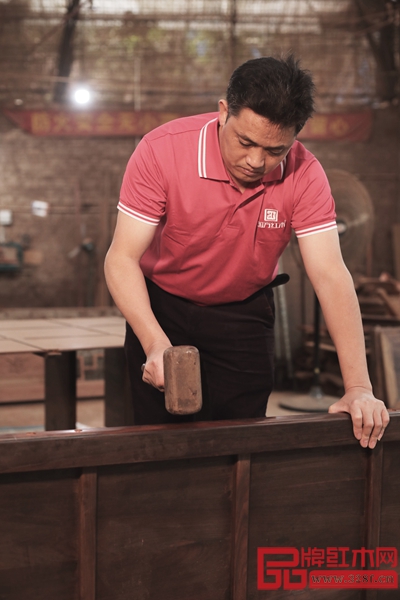 國方匠人在家具組裝過程中要保證家具端正，受力均勻