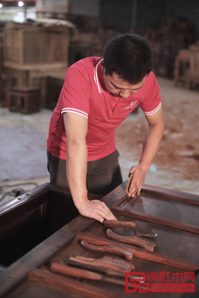 國方匠人在打磨過程中追求線條的弧度，保留出家具的韻味