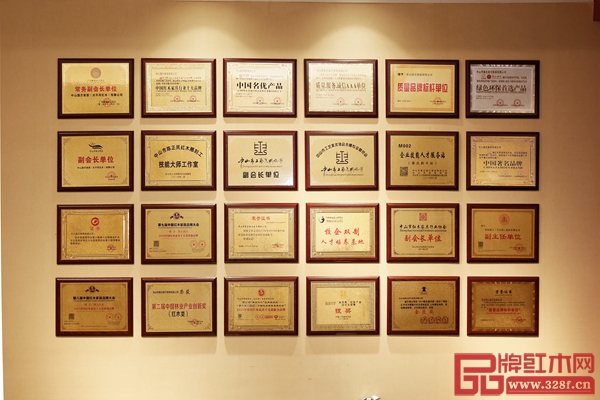 國方家居在品牌發(fā)展過程中滿載榮譽(yù) 國方家居在品牌發(fā)展過程中滿載榮譽(yù)