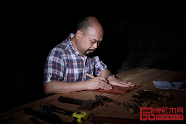 陳正民大師正在專注雕刻 陳正民大師正在專注雕刻