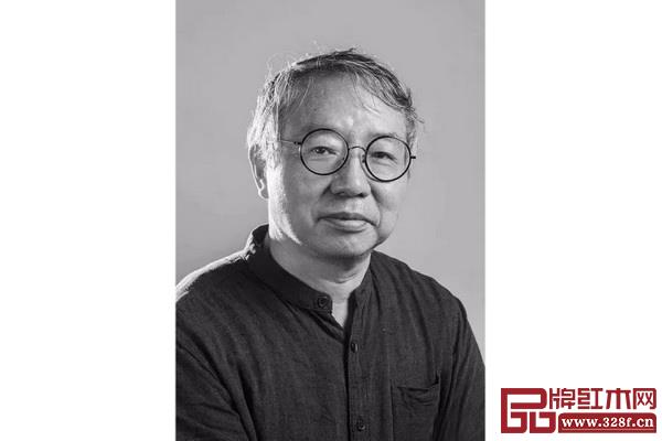 松喬工匠,本名喬子龍,蘇州大學(xué)建筑系(傳統(tǒng)家具)專業(yè)教師,資深造園師、建筑師、室內(nèi)設(shè)計(jì)師,長(zhǎng)期從事傳統(tǒng)書畫創(chuàng)作,近年來(lái)專注于傳統(tǒng)家具研究與設(shè)計(jì),出版有《匠學(xué)圖繪》、《匠說(shuō)構(gòu)造》、《匠意圖制》及《松喬圖制》等。 松喬工匠,本名喬子龍,蘇州大學(xué)建筑系(傳統(tǒng)家具)專業(yè)教師,資深造園師、建筑師、室內(nèi)設(shè)計(jì)師,長(zhǎng)期從事傳統(tǒng)書畫創(chuàng)作,近年來(lái)專注于傳統(tǒng)家具研究與設(shè)計(jì),出版有《匠學(xué)圖繪》、《匠說(shuō)構(gòu)造》、《匠意圖制》及《松喬圖制》等。