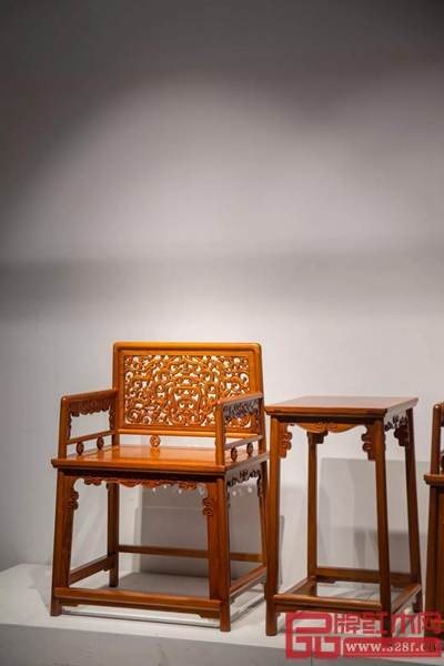 名稱 / 緬花群龍捧壽玫瑰椅 尺寸 / 長61cm 寬46cm 高87cm 制器 / 紅橋紅團(tuán)隊(duì) 名稱 / 緬花群龍捧壽玫瑰椅 尺寸 / 長61cm 寬46cm 高87cm 制器 / 紅橋紅團(tuán)隊(duì)